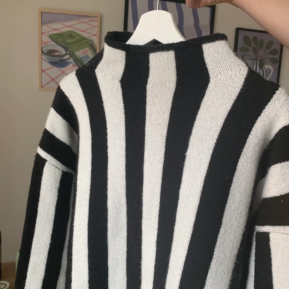 Säljer min coola stickade tröja från Mango då den inte längre kommer till användning hos mig. Strl S. Superfint skick🦋. Tröjor & Koftor.