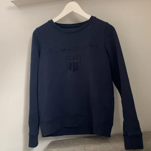 Gant sweatshirt storlek xs/s 100kr - En mörkblå sweatshirt från gant i storlek L men skulle säga att den passar mer storlek xs/s vilket jag är, är i bra skick utan några defekter 