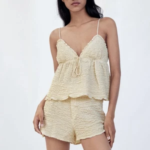 Zara topp - Lägger ut denna fina toppen till försäljning igen från zara. Knappt använd. Stl s. Frakten ligger på 51 kr. Skambud besvaras inte☺️💓