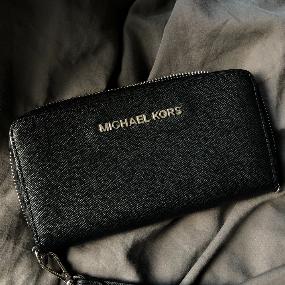 Michael kors plånbok i läder och silver | Plick Second Hand