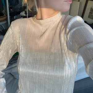  Skimrig tröja  - Säljer min helt underbara skimriga tröja😊 materialet är heeeelt magiskt, den är så snygg!! Passar till vardags men också till festligare tillfällen🥰🥰🥰(på första bilden har jag en svart tröja under) så så så skönt material! Passar storlek XS-M. Skriv för fler bilder eller om du har några frågor.🙏🏼