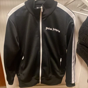 Palm Angels track suit storlek M - Säljer denna pga att jag inte använder den alls, bra skick, knappt använd, digitalt kvitto går att lösa om det önskas.