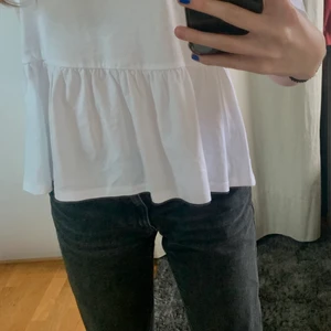 Volang T-shirt  - Fin volang tröja från asos. Säljer pga att den inte har kommit i användning, därav använd ett fåtal gånger.🤍🤍🤍