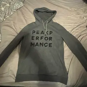 En grå peakperformance hoodie som ej kommer till användning den är ren och har inga fläckar eller skador sitter som en smäck i M
