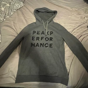 Peakperformance Hoodie  - En grå peakperformance hoodie som ej kommer till användning den är ren och har inga fläckar eller skador sitter som en smäck i M