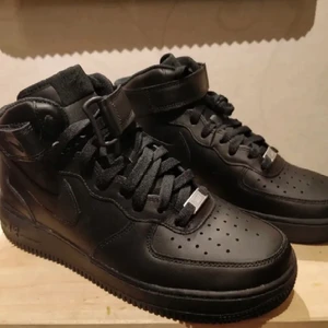 Svarta Airforces 1 - Helt nya svarta airforces, ändast testade, säljer pga jag råkade köpa två par!! Frakten ingår i priset så kör på! Åker iväg den 10de febuari, så priset kan diskuteras så skickar jag innan dess!! BARGAIN 💋💋💋💋