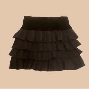 Kjol - 🖤Grå söt volangkjol sitter midwaist och inga synliga defekter🖤 Går att skicka spårbart om så begärs :)