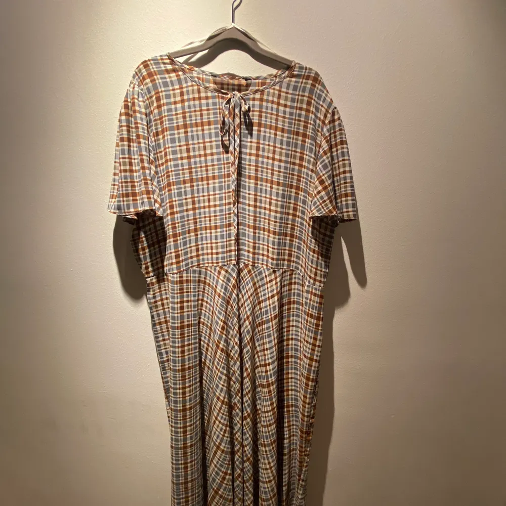 Brown Chequered flowy dress. polyester and worn only once . Mekot.