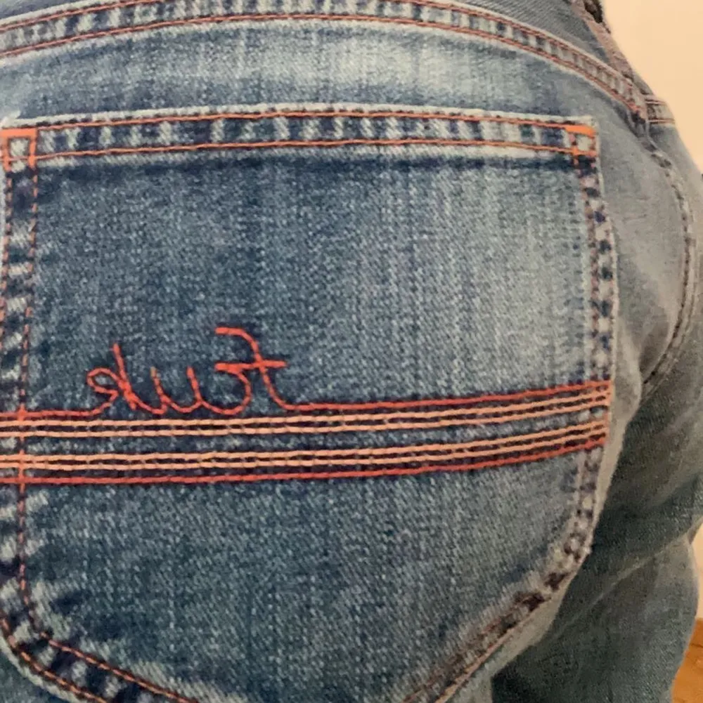 Ett par snygga lågmidjade jeans med tryck på baksida fickor , de har en stjärna och märkets namn ” fcuk” de är lite för långa för mig och förstora där av säljer jag de. Nyskick och kommer från märket FCUK💕. Jeans & Byxor.