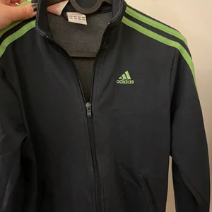 Adidas tröja - Använd i nyskick, 2 fickor. Slutsåld överallt