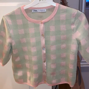 Slutsåld grön/rosa topp - En så fin pastell rosa och grön topp från zara! Använd ett fåtal gånger💕 så fin till sommaren!! S men passar mig som har M!