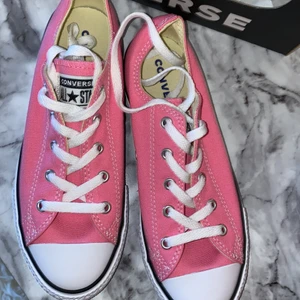 Converse - ändats testat inomhus, annars helt oanvända. Säljes pga fel storlek, dom är i 35 men väldigt stora så passar 36 också:) Nypris när 700kr. Pris kan diskuteras