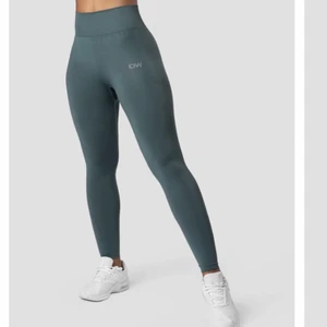 I Can I Will tights - Fina träningsbyxor, färgen är precis som på de första bilderna. Finns en repa på rumpan, men den var där när jag fick dom så är osäker på om det är fabriks fel eller om det ska vara så. Nypris: 599kr