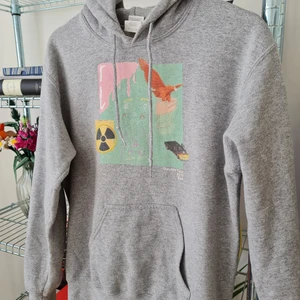 Hoodie - Lite nopprig hoodie med tryck i st s, köparen står för frakten 🌟