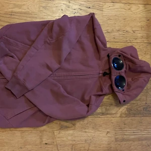 Cp company (zip) hoodie. - Detta är en vinröd Cp company zip hoodie! Den ser helt ny ut och den har inga hål. Cond 10/10. Passar folk som har storlek S 