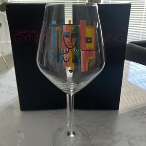 Rödvinsglas Carolina Gynning - Rödvinsglas från Carolina Gynning i motivet ”In between worlds” rymmer 75cl. Helt oanvänt, har bara stått som prydnad.  Nypris: 249:-