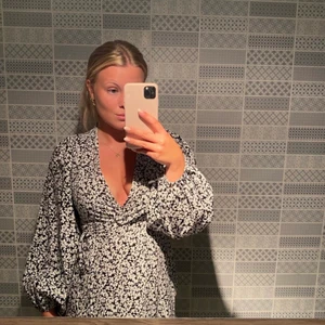 Långklänning  - Såå fin urringad långklänning med blommor 🌷🥰