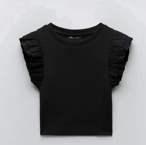 Volangtopp  - Volangtopp från Zara i storlek S. Toppen är i ett fint skick. Köparen står för frakt💞