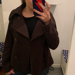 Brun kappa - Så snygg brun kort kappa i bra skick. Hör av er vid intresse, pris kan diskuteras❤️ Köp direkt för 300kr