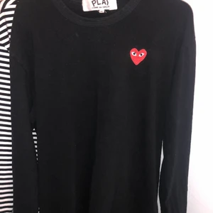 CDG - En svart långärmad cdg tröja. Inte använt den så mycket så därför säljer jag den. Storlek XL men pga att det är japansk storlek så sitter den som en M.