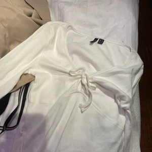 Skit snugg tröja/ topp  - Säljer min skit snygga tröja jag aldrig använt från Vero Moda, har prislapp kvar  