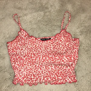 Rosa Leopardmönstrat Linne Från Shein - Säljer nu mitt rosa linne från SHEIN i storlek XS 💞 Köpte för ca 89 kr ny och säljer nu för 30! Endast använd ca 2 ggr och är köpt i somras. Passar mig som har XS. Finns i Östersund 🤍   