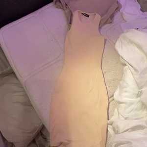 SKIT SNYGG KLÄNING - SÖLJER MIN SKIT SNYGGA KLÄNING SOM FORMAR KROPPEN galet… den e dock för liten för mig