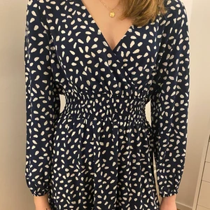 Klänning ifrån shein  - Säljer den här fina klänningen med volanger nertill ifrån shein.