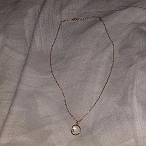 Halsband - Vet inte så mycket om den. Fick den i julklapp men riktigt fin. Inte missfärgad! 