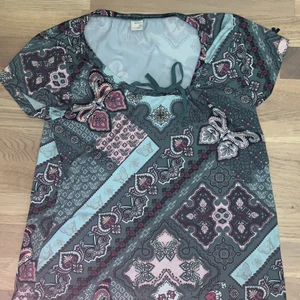 GULLIG TOPP FRÅN ODD MOLLY - supersöt topp från odd milly, egentligen träningsstopp men är passande för andra ändamål också!! typ storlek medium ❤️ kan mötas upp i Uppsala, annars står köparen för frakten! 