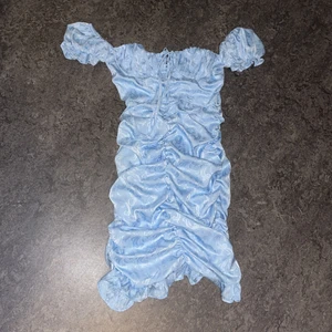 Klänning  - Ljus blå klänning i storlek S från SHEIN. Aldrig använt då den va för stor på mig. Köpte den för 239kr säljer den för 200kr!