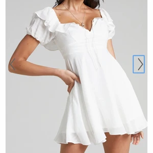 Vit klänning - Skit snygg klänning som passar perfekt till studenten från Showpo i storlek 38! Säljer den eftersom den var för liten och är mer som en 34/36 i storlek! Pris kan diskuteras 