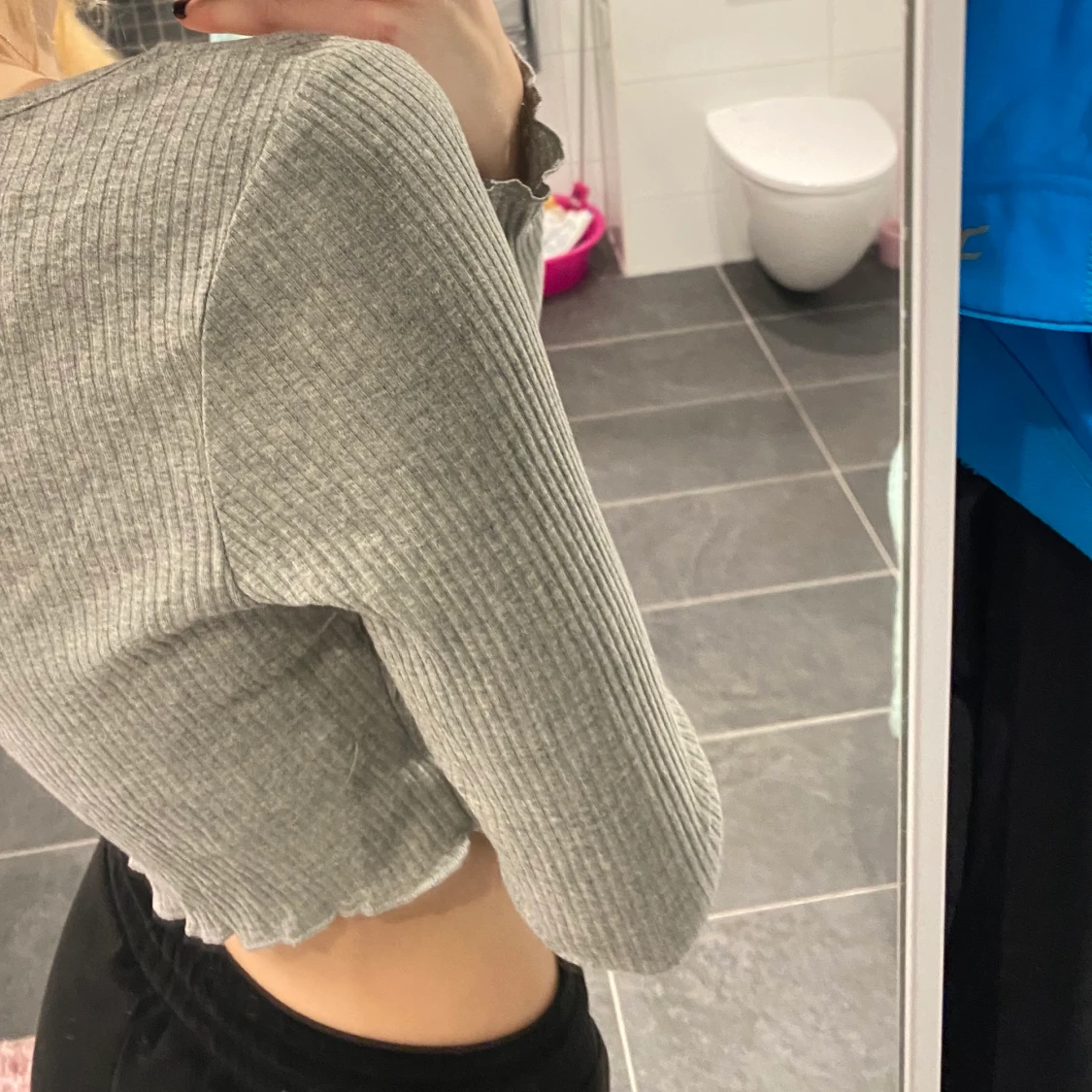 Grå topp med rosett! - 90