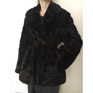 Fuskpäls - Axelbredd 52cm Ärmläng 65cm Midja 125cm Höft 140cm Längd ca 80cm