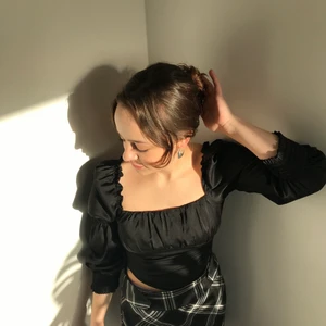 Svart topp  - Superfin svart topp från HM i lite siden liknande material, jätteskön och i bra skick