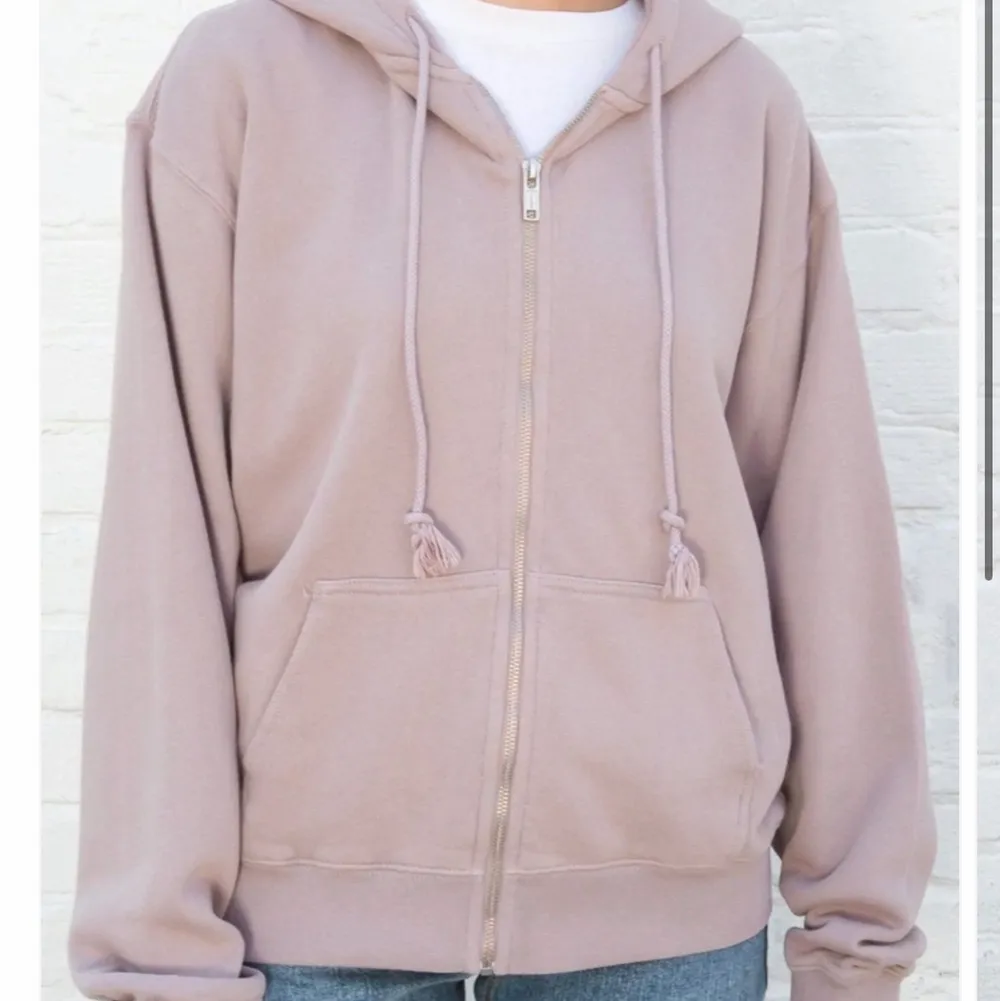 Rosa christy hoodie från Brandy Melville i regular fit (64cm lång). Aldrig använd och lapparna sitter fortfarande kvar. Nypris är 42€ (440kr). Köparen står för frakten . Hoodies.