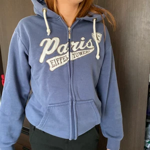 Hoodie med tryck  - Hoodie med Paris tryck. Står ingen storlek men sitter som ”S”