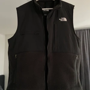 The North Face väst  - The North Face Denali vest - Väst. Storlek M herr. Storlek L Kvinna. 1 år gammal. Använd en vår. Skick 9/10. Nypris 1500kr från Zalando.