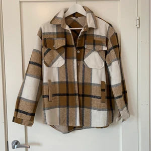 Jacka - Har använts ett fåtal gånger. Lite kortare i ärmarna.