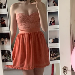  rosa klänning  - Kort rosa rlänning, säljer för den inte riktigt kommer till användning, nästan aldrig använd. Dragkedja på sidan där bak. Köparen står för frakten