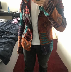 Sol och Måne kofta - Säljer nu min jättehärliga kofta köpt från Sol och Måne! Jag tror inte att denna modellen säljs längre, men dessa brukar kosta runt 390-420kr ny och jag säljer den för 250 + frakt! Den är i princip ny och oanvänd då detta inte riktigt är min stil!  Pris kan diskuteras vid snabb affär 🧡 Det står att det är en  L men sitter mer som en S/M