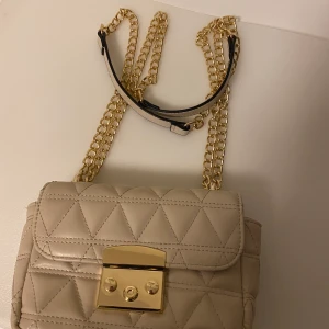 Väska  - Hej säljer denna väskan för 180 kr den är använt 2 gånger kommer faktiskt inte ihåg vart ifrån jag köpte den.