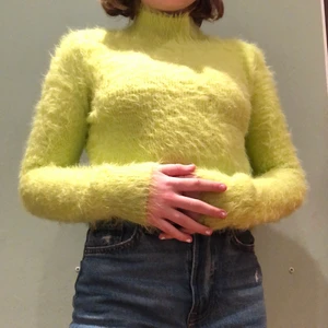 Gul grön fluffig kort tröja - Denna tröja är ungefär 2år gammalt men är fortfarande lika fint. Den är nästan inte använd 