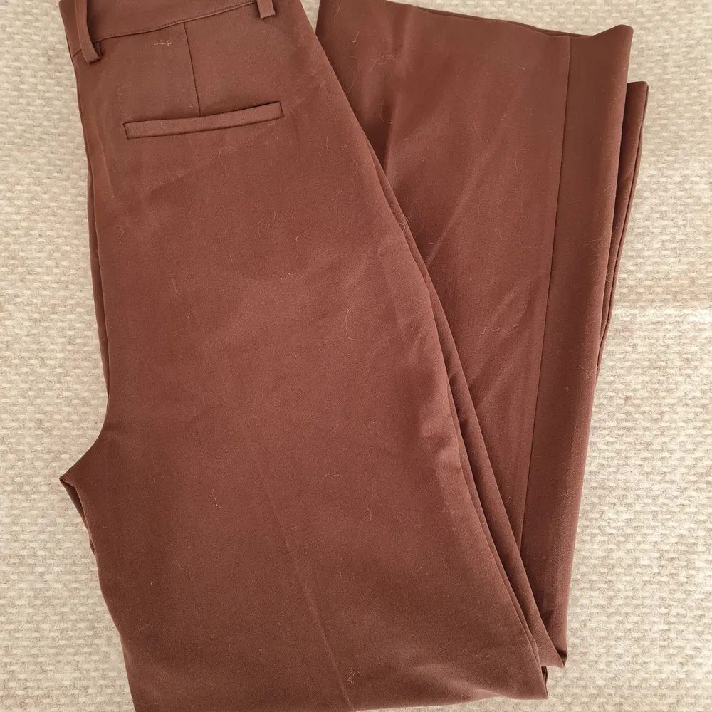 Lösa bruna kostymbyxor använda 1 gång, köparen står flr frakt ❤ nypris 500kr . Jeans & Byxor.