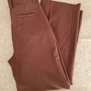 Lösa bruna kostymbyxor använda 1 gång, köparen står flr frakt ❤ nypris 500kr 