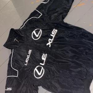 Svart lexus jacka - En svart fin lexus jacka storlek M men passar även S pris 150kr kan diskuteras unik jacka använd 1 gång inte sliten mötes i motala swish, helst kontant