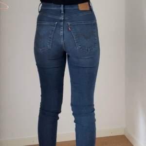 Mile high super skinny jeans från Levi’s, endast använda ett fåtal gånger, nyskick, nypris 1029kr