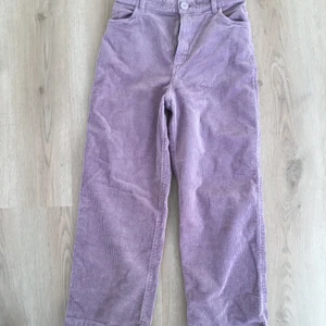 Lila manchesterbyxor från monki.  - Oanvända storlek 36. Ny pris var 350kr