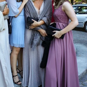 Syrenlila balklänning - En maxiklänning i magisk syrenlila färg som längtar efter att få gå på bal igen! Spetsdetaljer övertill som går ända upp i halsen (likt en polokrage). Inköpt för 849:- inför studentbal 2018 och inte använd sedan dess (gissar därför på att den inte längre finns kvar att köpa ny).💫