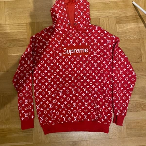 SUUPREME HOODIE  - INTE ORIGINAL. Tröja köpt för ett par år sedan. Använt skick STORLEK L. Lite slitage på snörena till luvan annars bra skick. Tjock hoodie. 